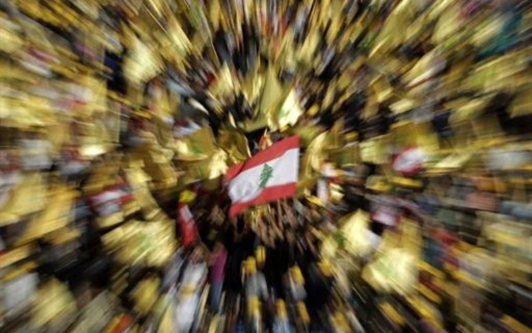 Ліван, Набі Шіт. Ліванський прапор розвивається поруч із жовтими прапорами "Хізбалли" на зустрічі прихильників ліванського угруповання в селі Набі долини Бекаа під час мітингу з нагоди 11-ої річниці виведення ізраїльських військ з південного Лівану. / © AFP