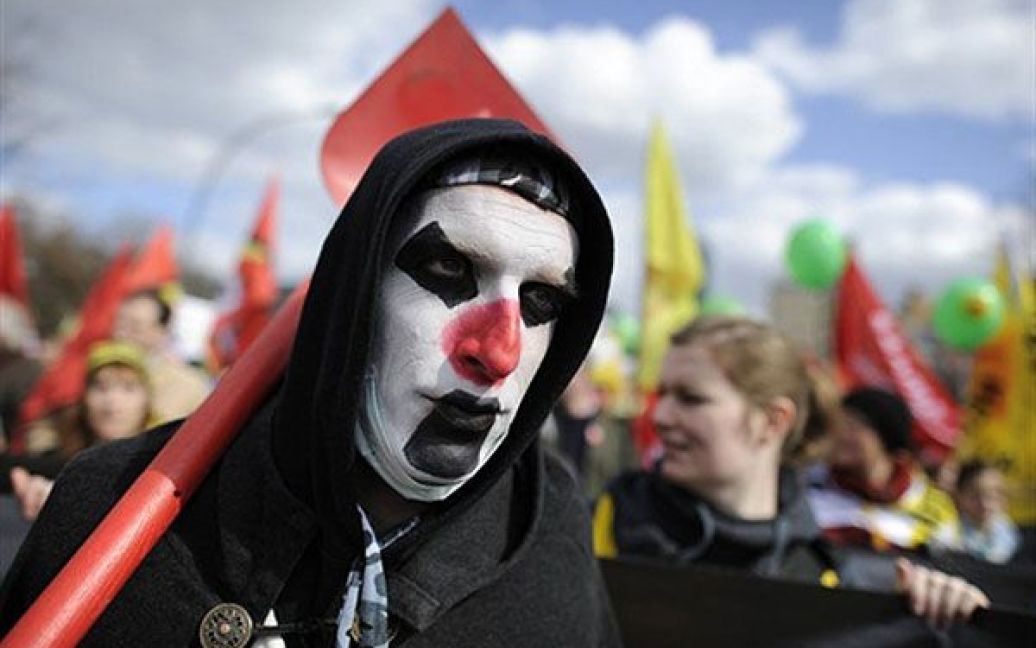 Німеччина, Берлін. Учасник антиядерної акції протесту, одягнений у костюм смерті, бере участь у марші в Берліні. / © AFP