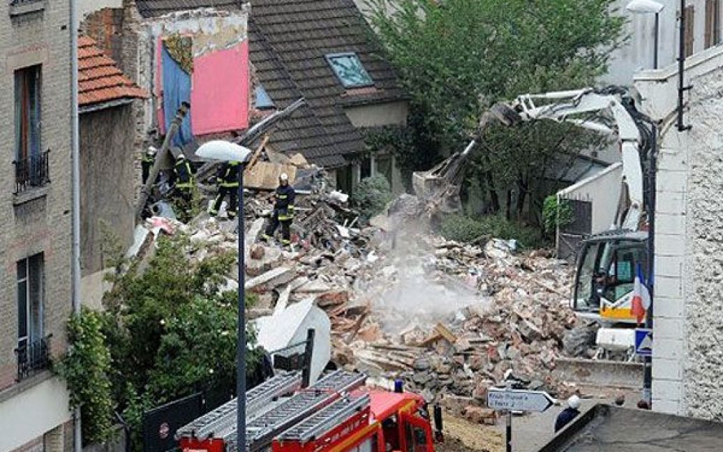 Франція, Монтрей. Рятувальники шукають постраждалих після обвалу готелю в місті Монтрей. Три особи загинули під завалами у передмісті Парижа. / © AFP