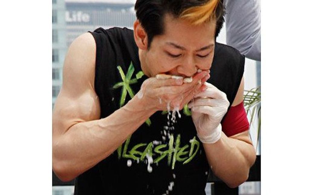 США, Нью-Йорк. Такеру Кобаяші бере участь у змаганнях з поїдання хот-догів, які провели в Нью-Йорку на честь Дня незалежності. / © AFP