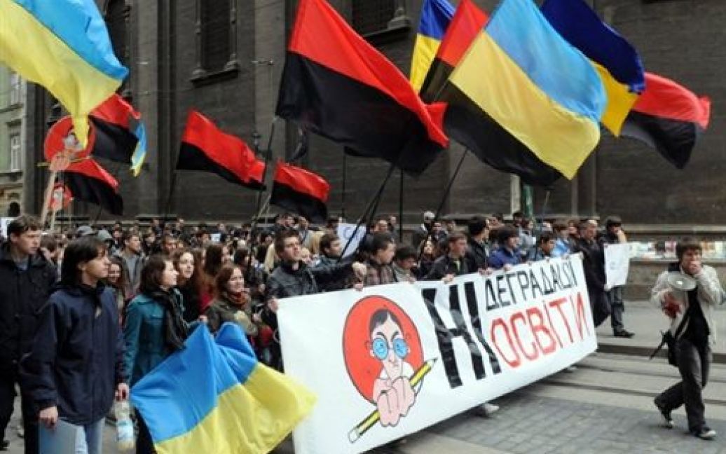 Близько двох тисяч студентів у Львові провели акцію протесту "Проти деградації освіти" / © AFP