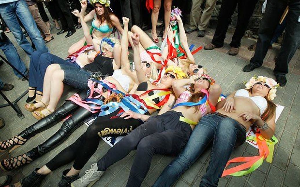 Рух FEMEN та ошукані інвестори будівництва провели в Києві акцію протесту перед Кабміном "Голі та ошукані" / © femen.livejournal.com