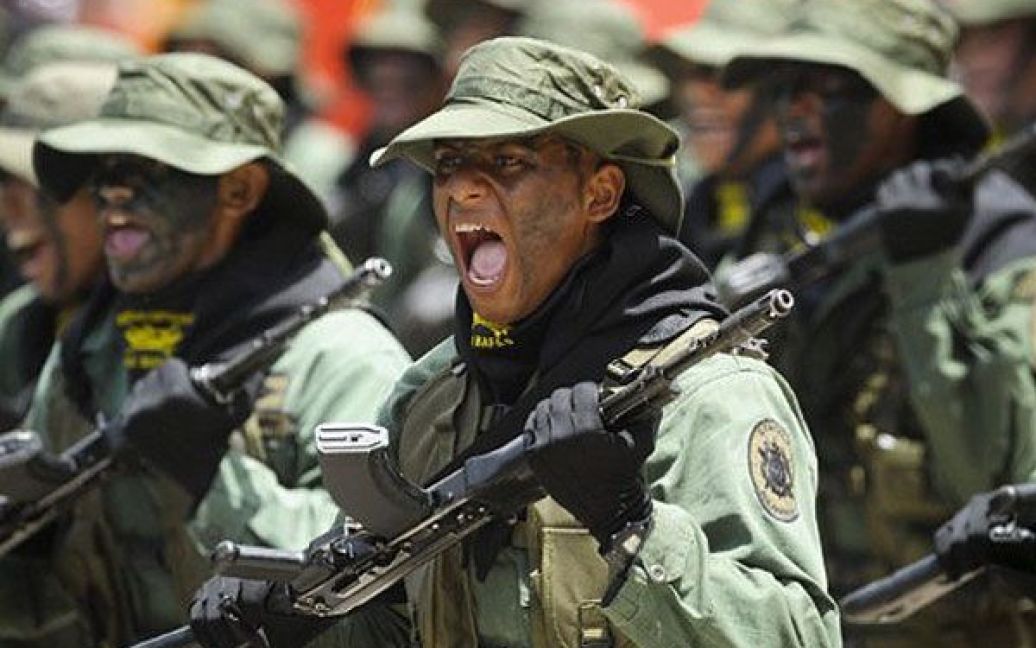 Венесуела, Каракас. Солдати венесуельської армії марширують під час святкування 200-річчя Венесуели в Каракасі. Венесуела відзначила ювілей Декларації незалежності пишним військовим парадом і численними святковими заходами. / © AFP