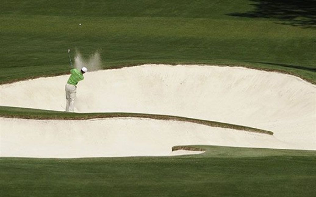 США, Августа. Американський гольфіст Тайгер Вудс вибиває м&rsquo;яч з бункера на 8 лунці під час першого раунду Турніру майстрів з гольфу у National Golf Club. / © AFP