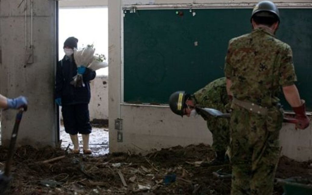 Японія, Ісіномакі. Через місяць після руйнівного цунамі японські війська самооборони проводять розчистку початкової школи у місті Ісіномакі. Японія заявила, що вона збільшить зону відчуження навколо пошкодженої АЕС "Фукусіма-1". / © AFP