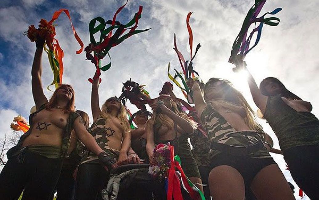 Рух FEMEN присвятив акцію "Фашизофренія" у Києві Міжнародному дню визволення в&#039;язнів фашистських концтаборів. / © Жіночий рух FEMEN