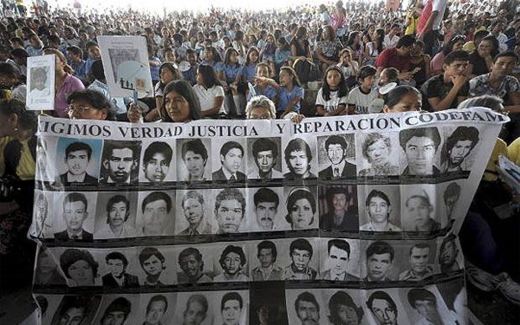 Сальвадор, Сан-Сальвадор. Люди тримають плакат з фотографіями дітей, які зникли безвісті під час громадянської війни 1979-92 рр. У Сан-Сальвадорі провели меморіальну церемонію на честь Національного дня зниклих дітей. / © AFP