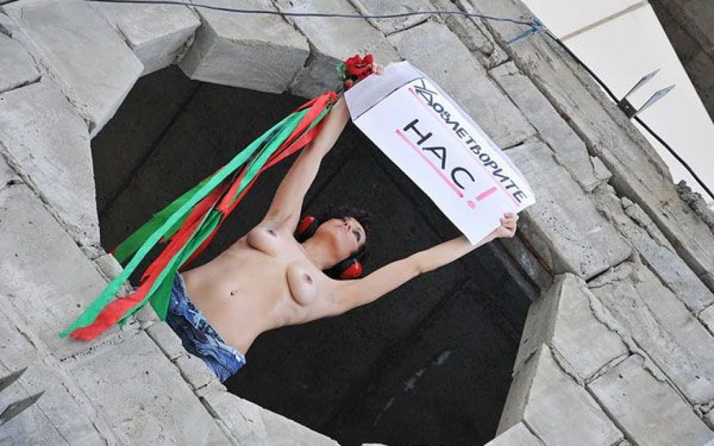 Жіночий рух FEMEN провів на київській довгобудові топлес-протест "Голі стіни". / © Жіночий рух FEMEN