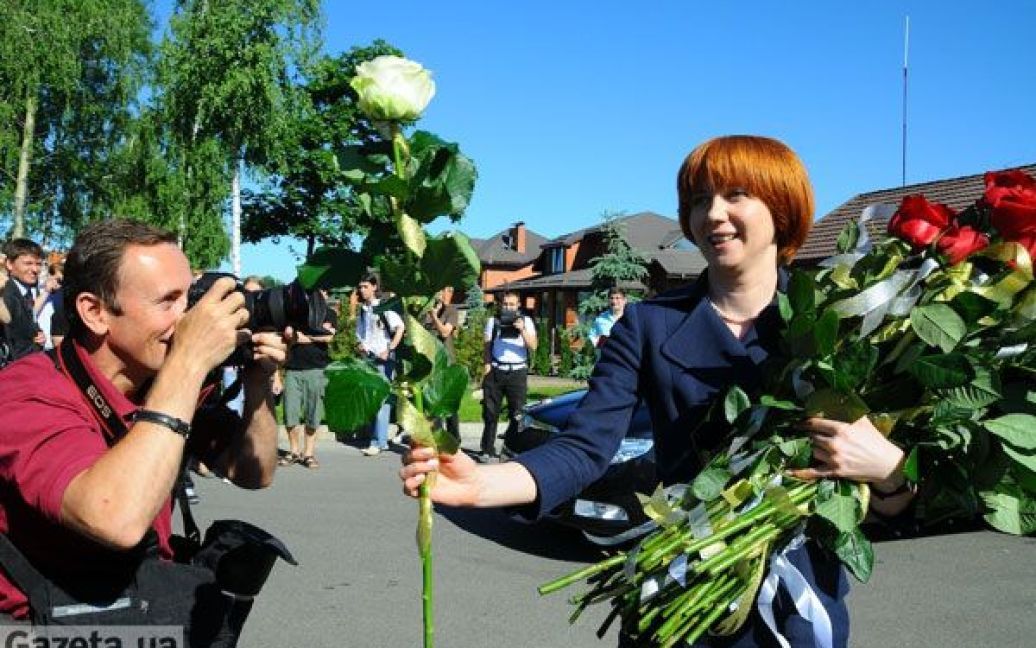 Чепак вийшла до журналістів з великим букетом троянд і почала роздавати їх колегам / © gazeta.ua