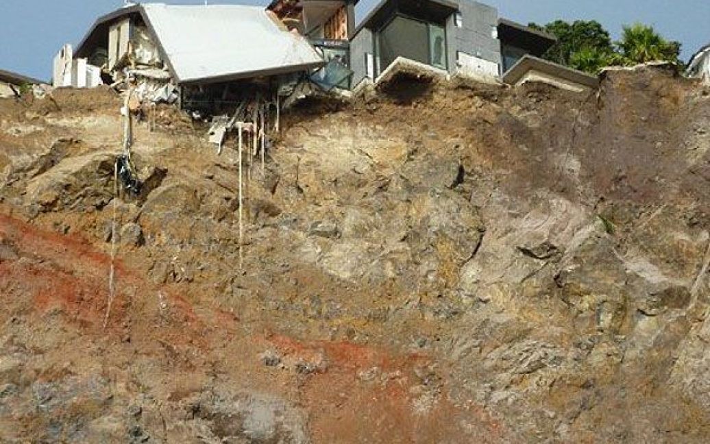 Нова Зеландія, Самнер. Будинок, пошкоджений землетрусом, стоїть на краю скелі в пляжному передмісті міста Крайстчерч. / © AFP