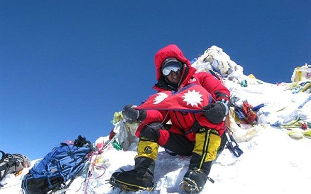 Непал, Еверест. Непальський альпініст Апа Шерпа здійснив рекордну кількість підйомів на Еверест. Непальський "Супер Шерпа" підкорив 8848-метрову гору у 21 раз, подолавши свій власний світовий рекорд. / © AFP