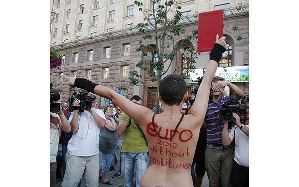Активістка жіночого руху FEMEN влаштувала топлес-протест перед будівлею КМДА в центрі Києва. / © Жіночий рух FEMEN