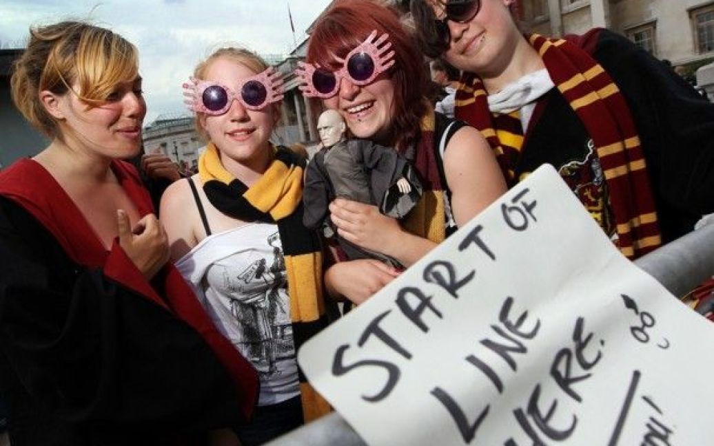 Тисячі шанувальників Гаррі Поттера розгорнули на Трафальгарській площі в Лондоні наметове містечко та прагнуть роздобути місця в перших рядах глядачів. / © AFP