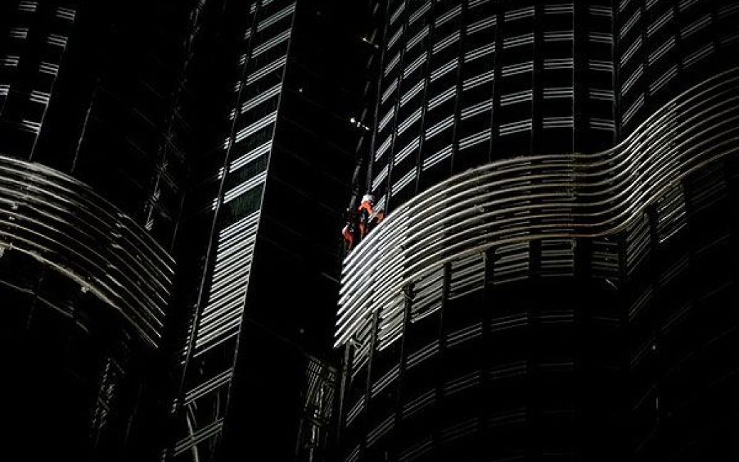 "Людина-павук" піднявся на найвищу будівлю в світі - хмарочос "Бурдж-Халіфа" в Дубаї. / © AFP