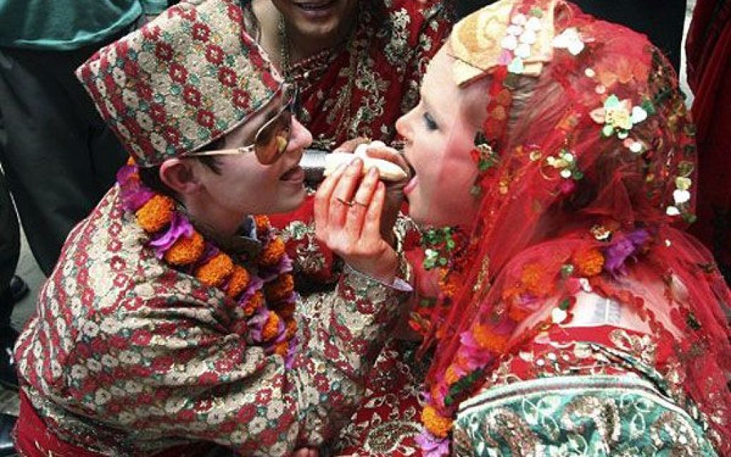 Непал, Катманду. Американська лесбійська пара Кортні Мітчелл і Сара Вельтон під час їхнього весілля за непальськими ритуалами в індуїстському храмі на околиці Катманду. Ця лесбійська пара стала першою одностатевою парою, яка публічно провела шлюбну церемонію за індуїстськими традиціями. / © AFP