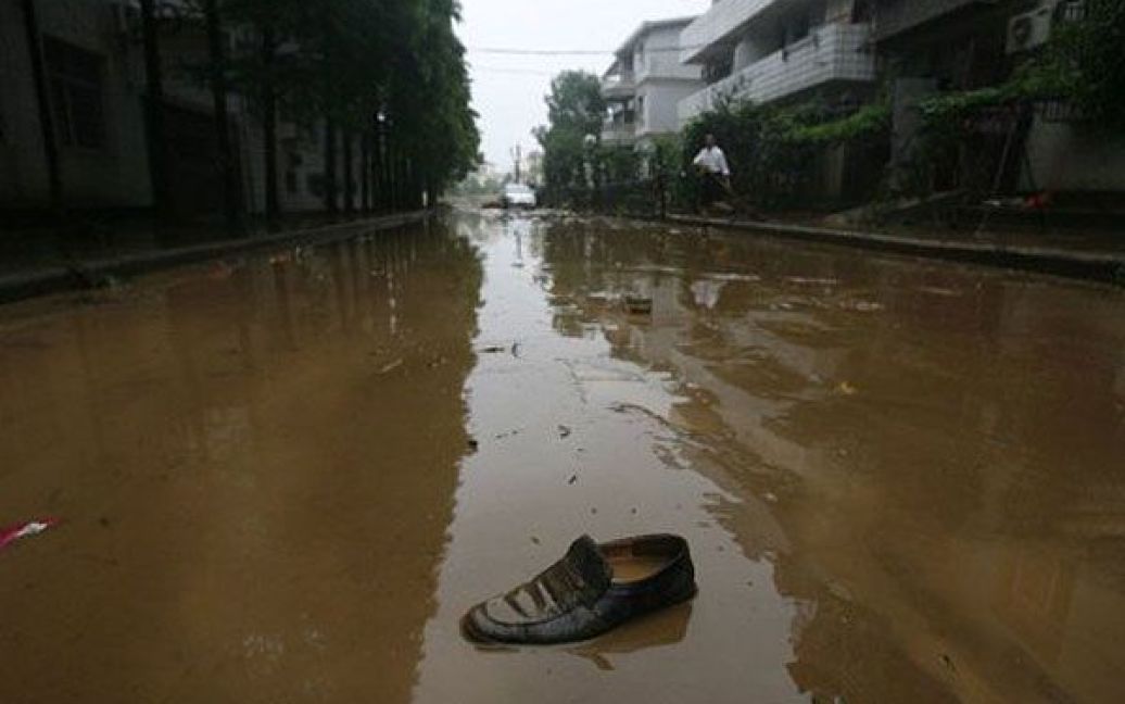 Киатй, Сяньнін. Затоплені вулиці міста Сяньнін у провінції Хубей, центральний Китай. Через сильні зливи в Китаї більше 55 тисяч осіб були евакуйовані. / © AFP