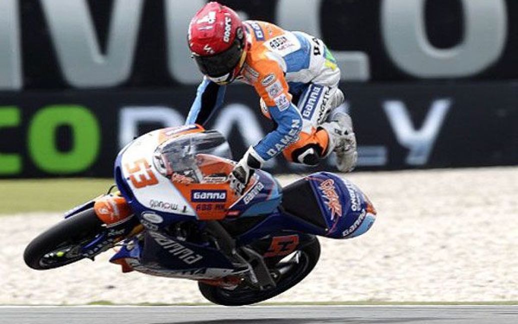 Нідерланди, Ассен. Голландський мотогонщик Джаспер Івема перелітає через свій мотоцикл під час тренування перед гонкою MotoGP в Ассені. / © AFP