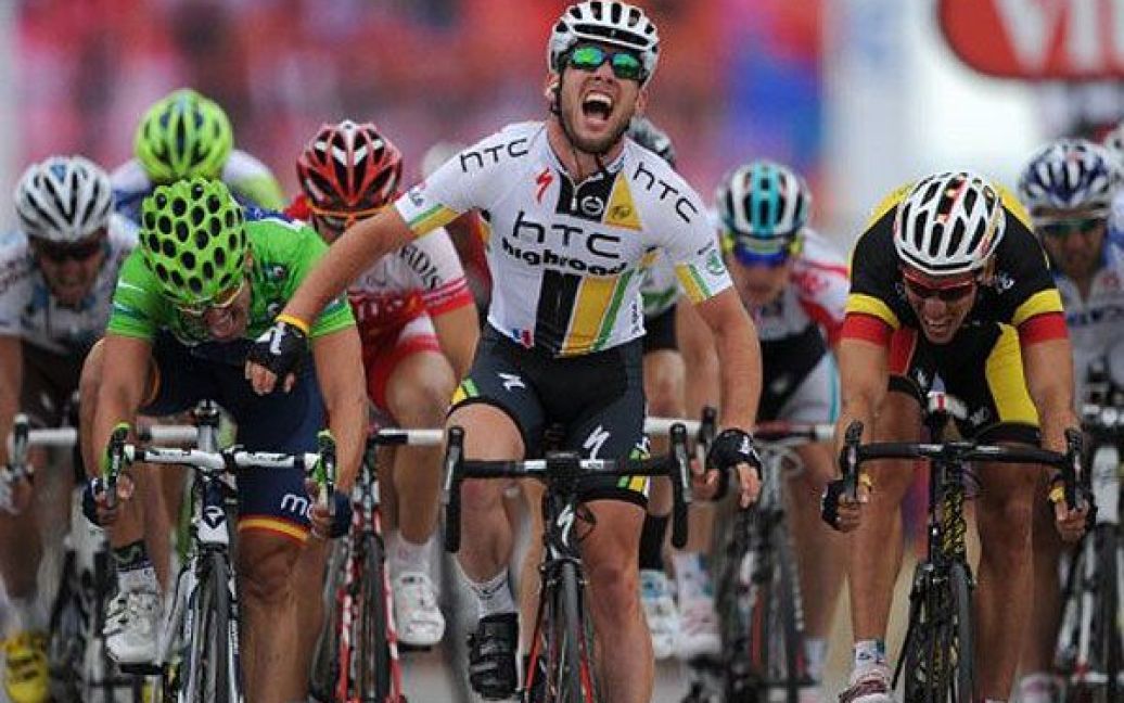 Франція, Фреєль. Переможець чергового етапу велогонки "Тур де Франс 2011", британець Марк Кавендіш святкує на фініші. Друге місце зайняв бельгієць Філіп Жільбер, третє місце та зелену майку найкращого спринтера отримав Хосе Жоакім Рохас. / © AFP