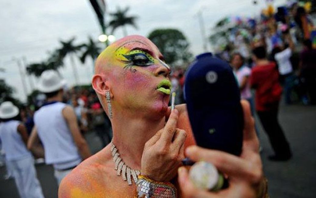 Нікарагуа, Манагуа. Нікарагуанський трансвестит накладає грим під час участі у гей-параді в Манагуа. / © AFP