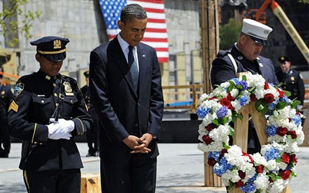 США, Нью-Йорк. Президент США Барак Обама під час хвилини мовчання після покладання вінка до меморіалу жертвам теракту 9/11 "Ground Zero" в Манхеттені. / © AFP