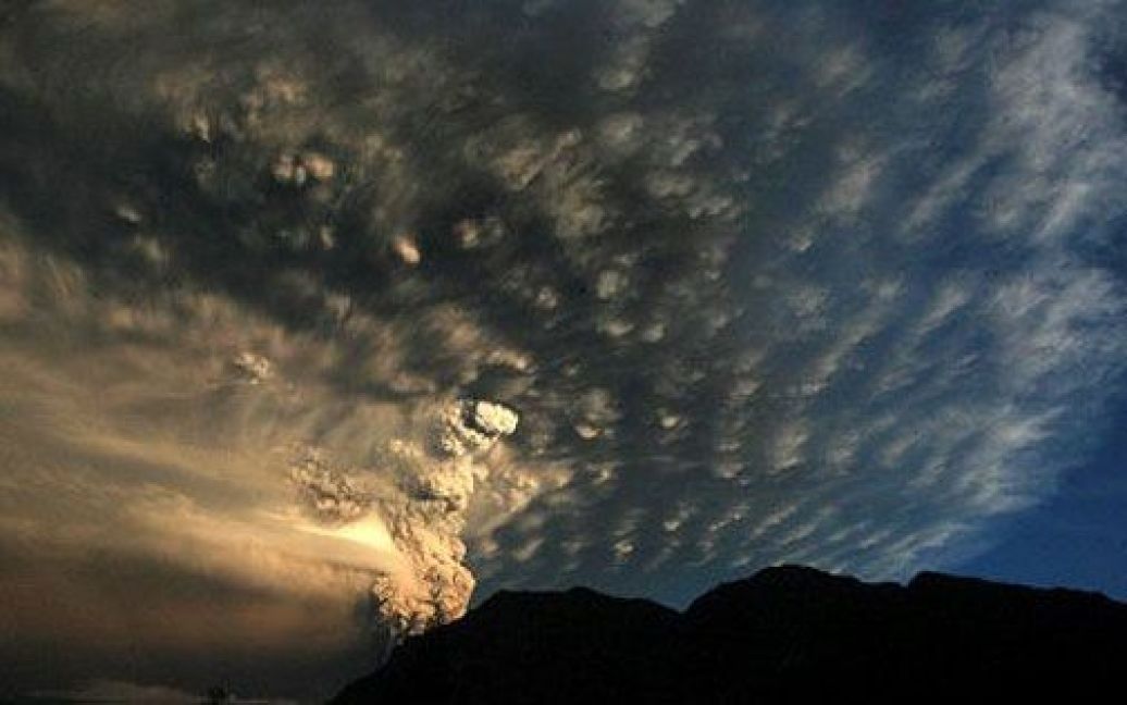 В Чилі через виверження вулканічної гряди Пуйеуе-Кордон евакуюють тисячі людей. Хмара попелу досягла Аргентини. / © AFP