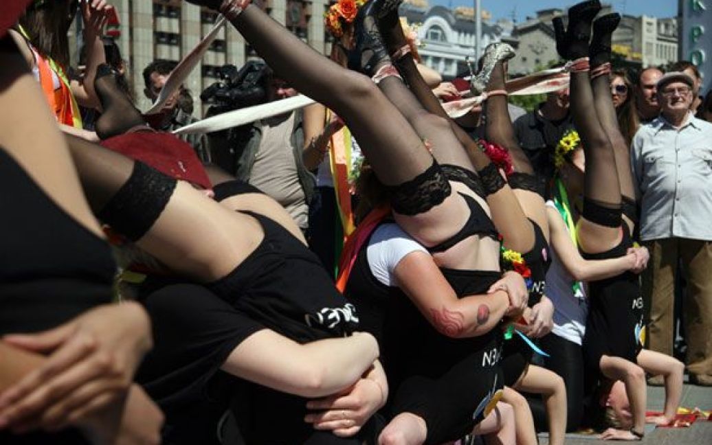 Дівчата з руху FEMEN у відвертих позах "рогаток" закидали яйцями і помідорами портрет президента Білорусі Олександра Лукашенка. / © Жіночий рух FEMEN