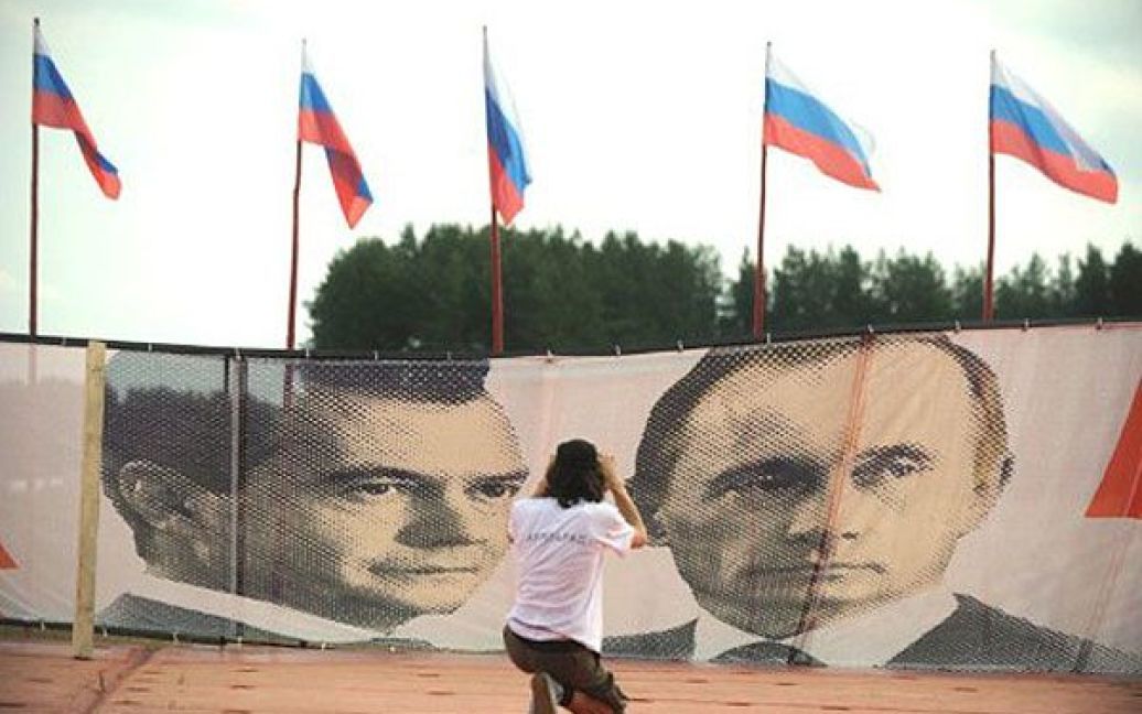 Учасники Всеросійського форуму на озері Селігер роблять вправи перед портретами Мєдвєдєва і Путіна та вивчають добро. / © AFP