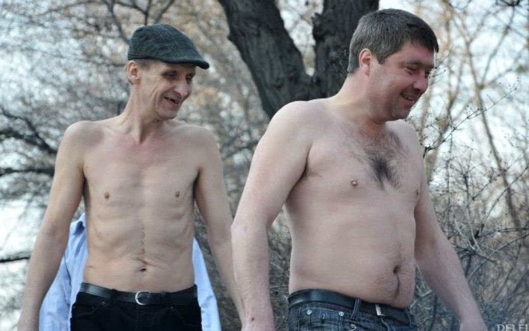 За прикладом FEMEN для Азарова під Кабміном роздяглися чоловіки / © DELFI