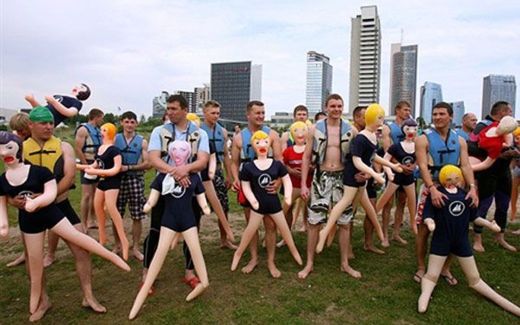 У Вільнюсі відбувся заплив на надувних секс-ляльках "Барракуда 2011". / © AFP