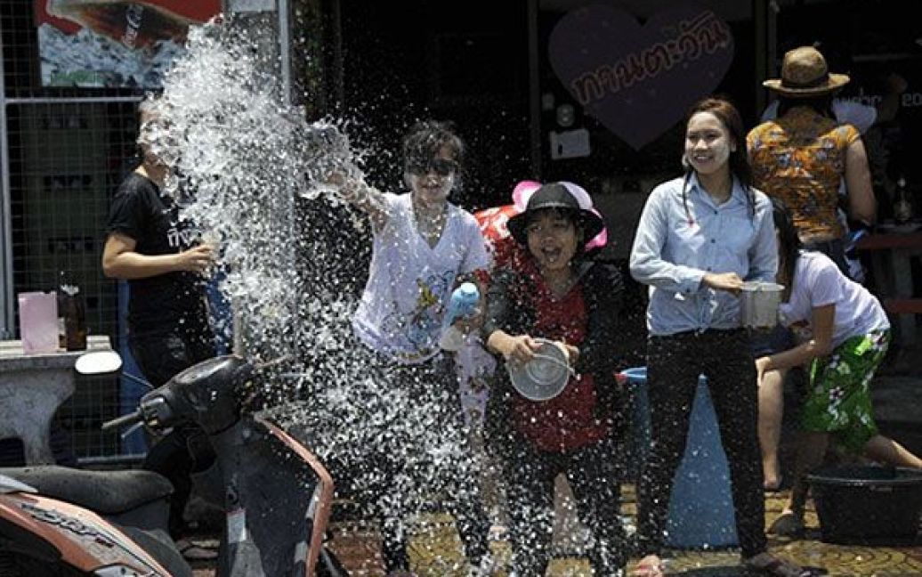 Обливання один одного водою є традиційним елементом святкування тайського Нового року. / © AFP