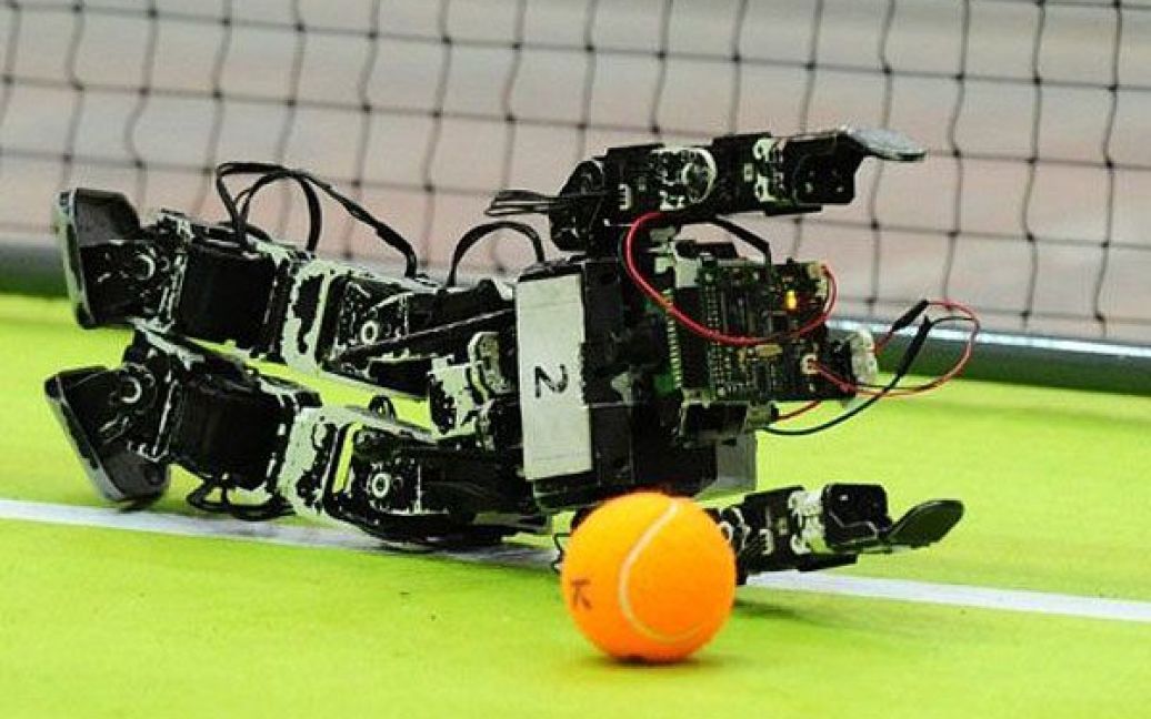 Туреччина, Стамбул. Голкіпер-робот захищає свої ворота під час проведення першого чемпіонату з футболу серед роботів RoboCup 2011 року в Стамбулі. RoboCup є найбільшою та найпрестижнішою подією у світі робототехніки. / © AFP