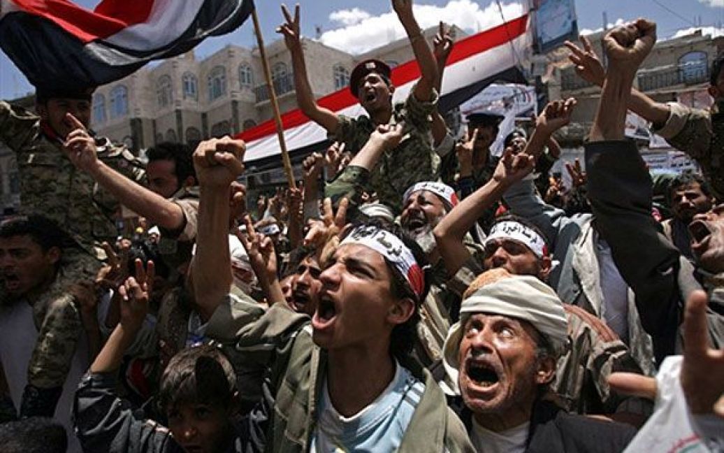 Ємен, Сана. Єменські антиурядові демонстранти закликають до повалення президента Ємену Алі Абдалли Салеха під час чергової демонстрації у столиці країни Сані. / © AFP