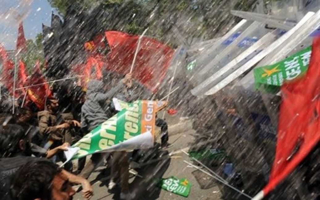 Туреччина, Стамбул. Студентів університету, які беруть участь в антиурядовій акції протесту, омонівці розганяють водометами. Студенти виступили проти урядової політики в галузі освіти. / © AFP