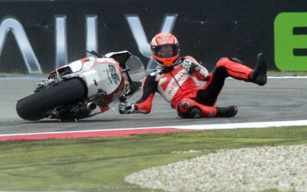 Нідерланди, Ассен. Німецький мотогонщик Стефан Бредль зазнав аварії під час гонки у Moto2 в Ассені на Гран-прі Нідерландів. / © AFP
