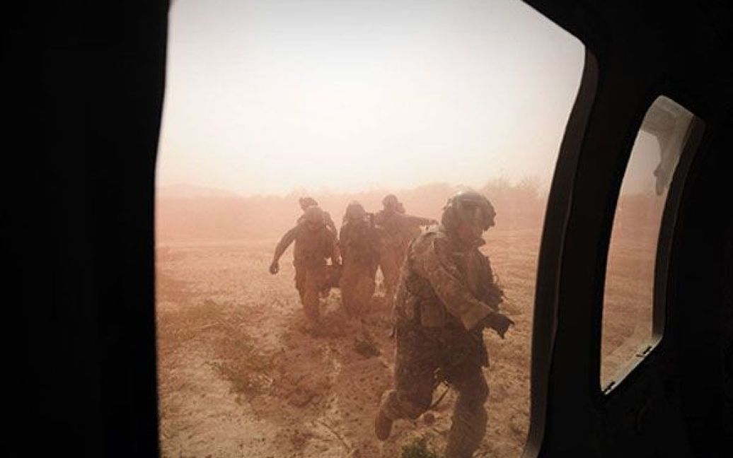 Афганістан. Поранених солдатів армії США саджають на гелікоптер Blackhawk під час евакуації у провінції Кандагар. / © AFP