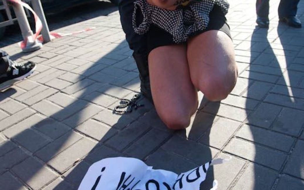 Під час затримання міліціонери, за словами дівчат, застосували грубу фізичну силу. / © femen.livejournal.com
