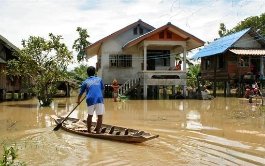 Безперервні зливові дощі на півдні Таїланду викликали катастрофічну повінь, від якої постраждав понад 1 мільйон осіб. / © AFP