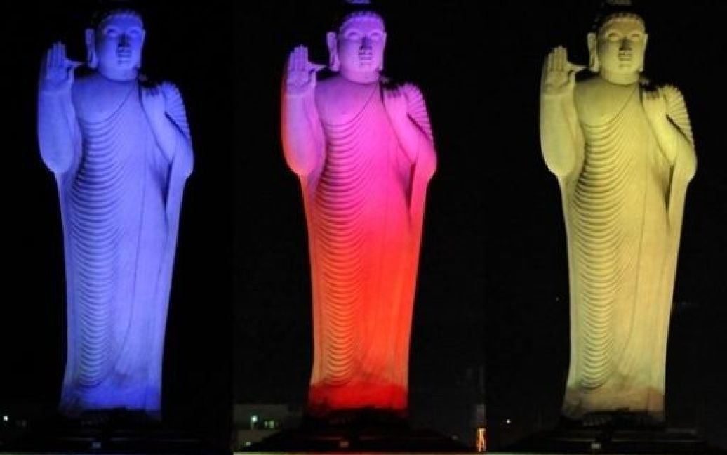 Індія, Хайдарабад. Світлодіодне різнокольорове динамічне освітлення статуї Будди в центрі озера Хуссейнсагар в Хайдарабаді встановили з нагоди 2555-ої річниці народження Будди Джаянті. Ця статуя Будди є однією з найвищих статуй Будди в Азії, вонавстановлена на висоті 18 метрів. / © AFP