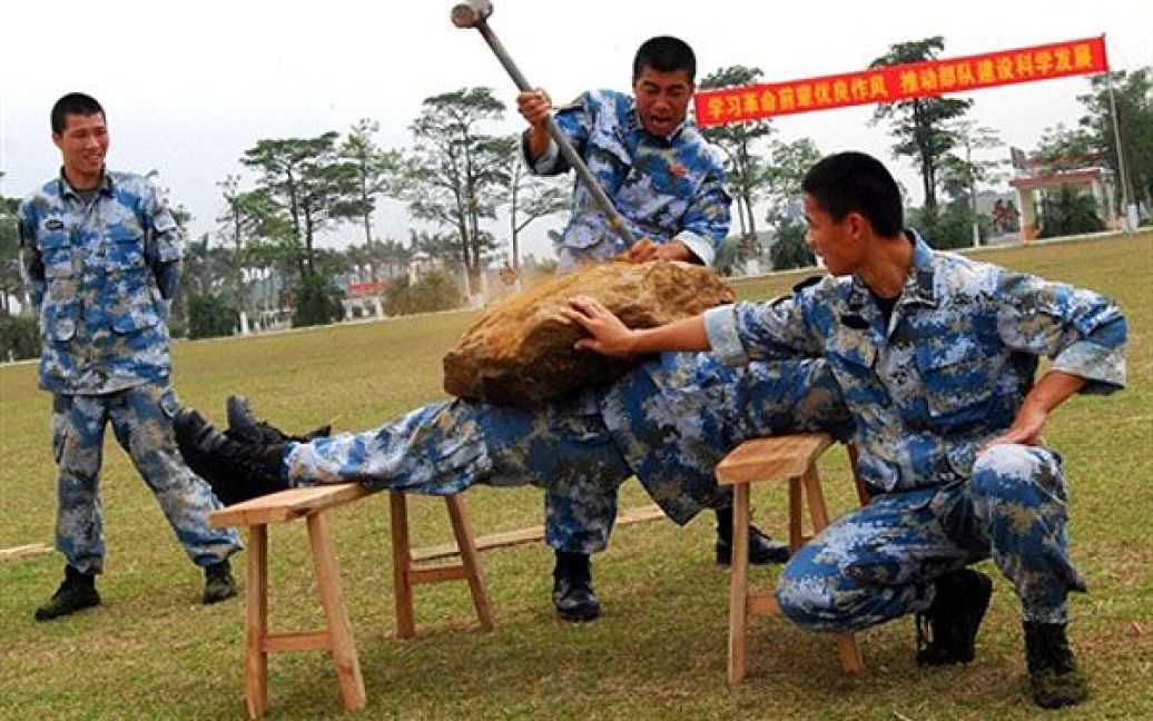 Китай, Чжаньцзян. Китайські колишні морські піхотинці показують свої навички на військовій базі у провінції Гуандун. Китай збільшив на 12,7 відсотків фінансування військових витрат у 2011 році. / © AFP