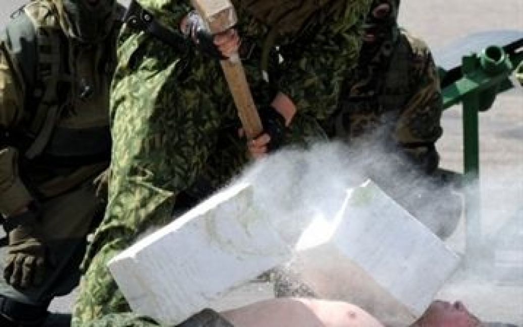 Білорусь, Мінськ. Білоруські солдати спецназу демонструють свою підготовку під час церемонії відкриття виставки озброєння і військової обладнання MILEX-2011 в Мінську. / © AFP