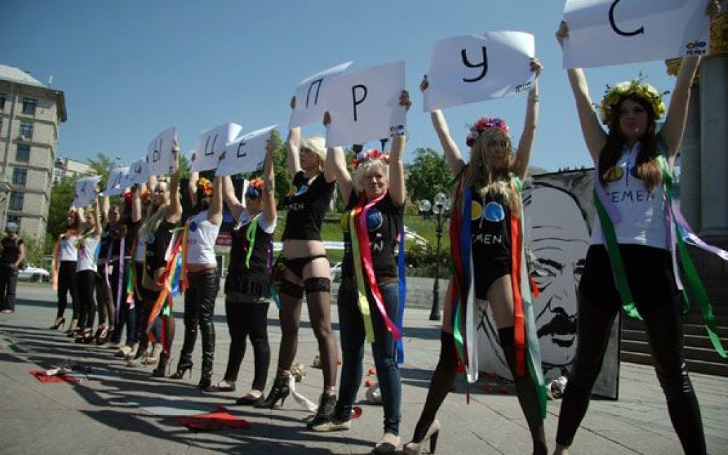 FEMEN закликав міжнародну спільноту дати жорстку оцінку діям Лукашенка і врятувати білоруський народ. / © Жіночий рух FEMEN