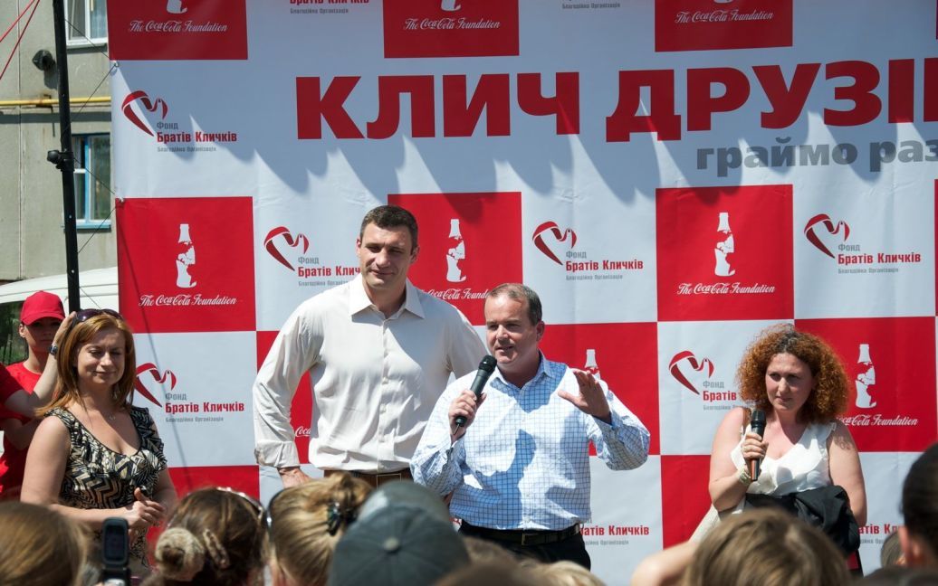 З нагоди Міжнародного дня захисту дітей Віталій Кличко відкрив у місті Березань перший з 12 дитячих спортмайданчиків програми "Клич друзів &ndash; граймо разом!" / © www.klitschko.com