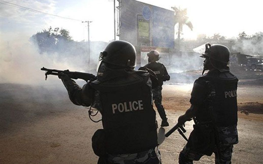 Уганда, Кампала. Угандійська поліція протистоїть прихильникам лідера опозиції Кіззи Бесідже, який був заарештований втретє протягом цього місяця. / © AFP