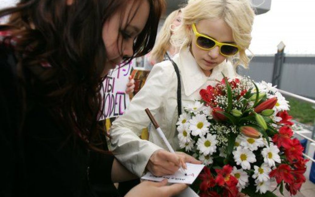 В Борисполі Міку зустріли шанувальники і журналісти з квітами та криками "Браво". / © УНІАН