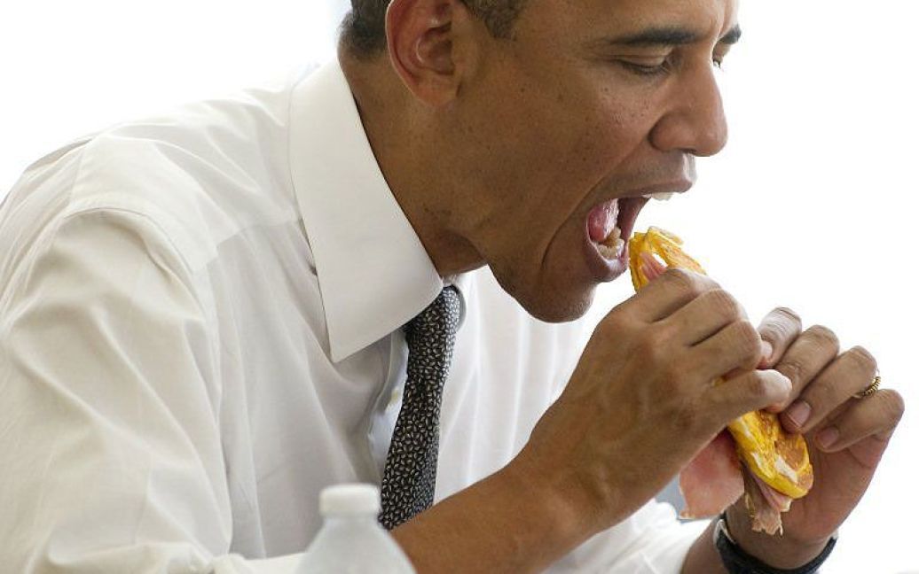 Пуерто-Ріко, Сан-Хуан. Президент США Барак Обама куштує сандвіч "medianoche" на обіді в хлібобулочній Kasalta, яку він відвідав під час візиту до місті Сан-Хуан. / © AFP