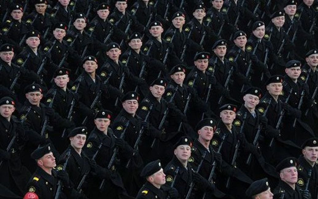 В репетиції Параду Перемоги взяли участь близько 20 тисяч військослужбовців і більше 100 сучасних бойових машин у супроводі оркестру. / © AFP