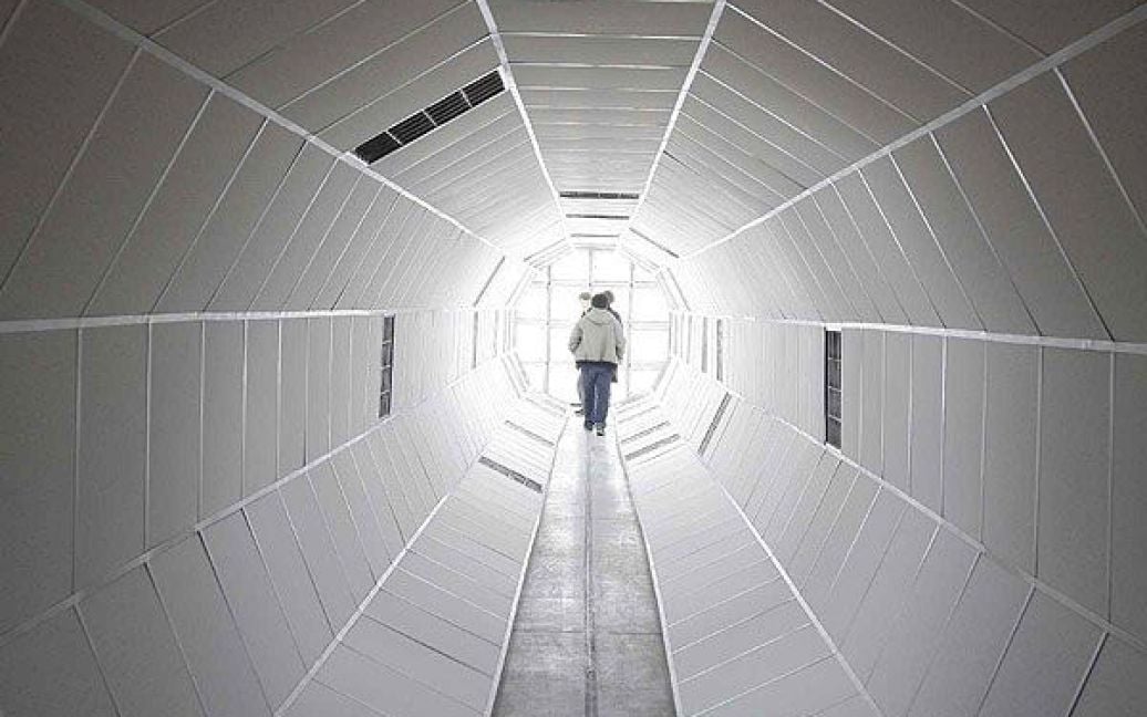 25-метровий світловий тунель-інсталяція "Time to say good-bye!" Олексія Сайя / © gazeta.ua