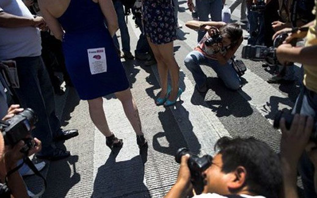Мексика, Мехіко. Фотографи та відвідувачі беруть участь в демонстрації "Марш повій" в Мехіко, яку провели на знак протесту проти сексуальних домагань і насильства щодо жінок. / © AFP