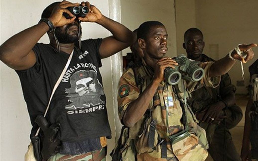 Кот-д&#039;Івуар, Абіджан. Члени збройних сил, які підтримують міжнародно визнаного президента Кот-д&#039;Івуара Алассана Уаттару, дивляться в бінокль перед нападом на резиденцію колишнього лідера країни Лорана Гбагбо в Абіджані. / © AFP