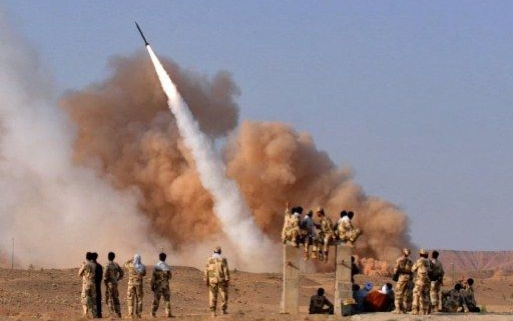 Іран, Тегеран: Запуск балістичної ракети Zelzal під час другого дня військових навчань під кодовою назвою "Великий пророк-6", які провела еліта Революційної гвардії Ірану в невідомому місці. / © AFP
